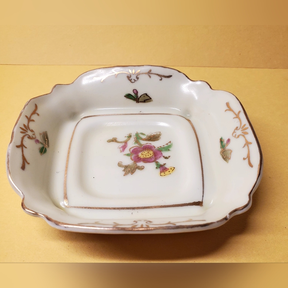 This appears to be a Rossetti trinket dish made in Occupied Japan.